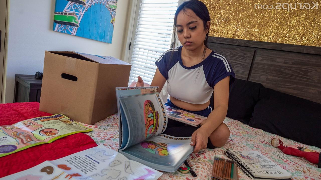 20P A doce adolescente Luna Mills exibe seus peitos grandes depois de ser fodida no ponto de vista