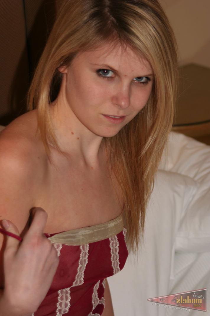 16P La rubia amateur Heidi se quita la lencería sexy para posar desnuda sobre sábanas blancas