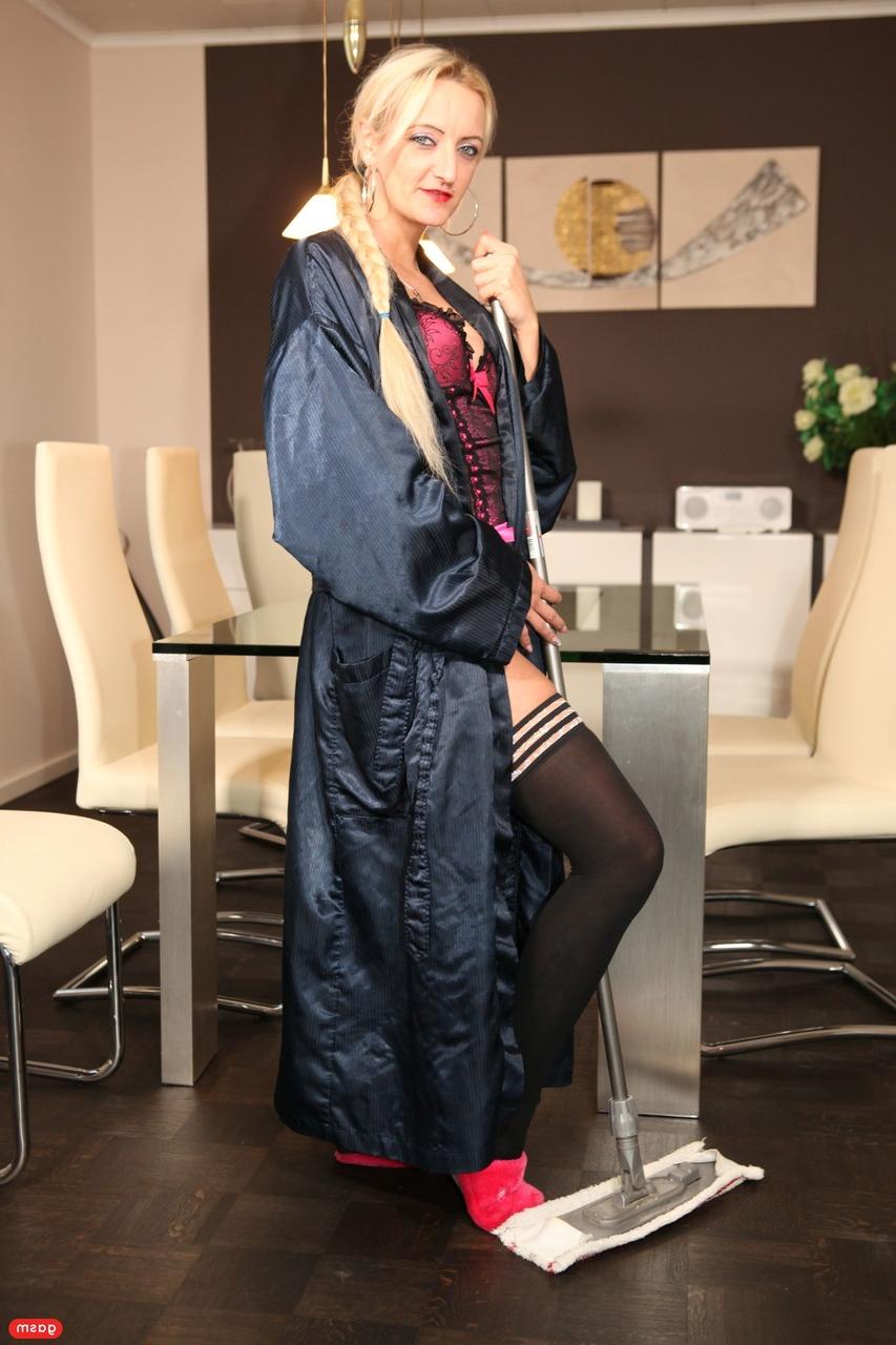 15P A dona de casa gostosa Adrienne Kiss brinca em lingerie sexy enquanto faz o trabalho doméstico