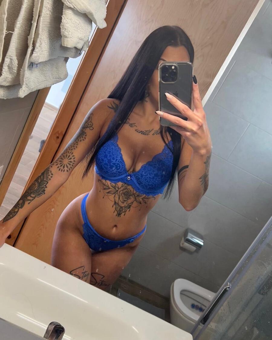 18P Chicas amateurs sexy posando con su lencería azul caliente en vacaciones