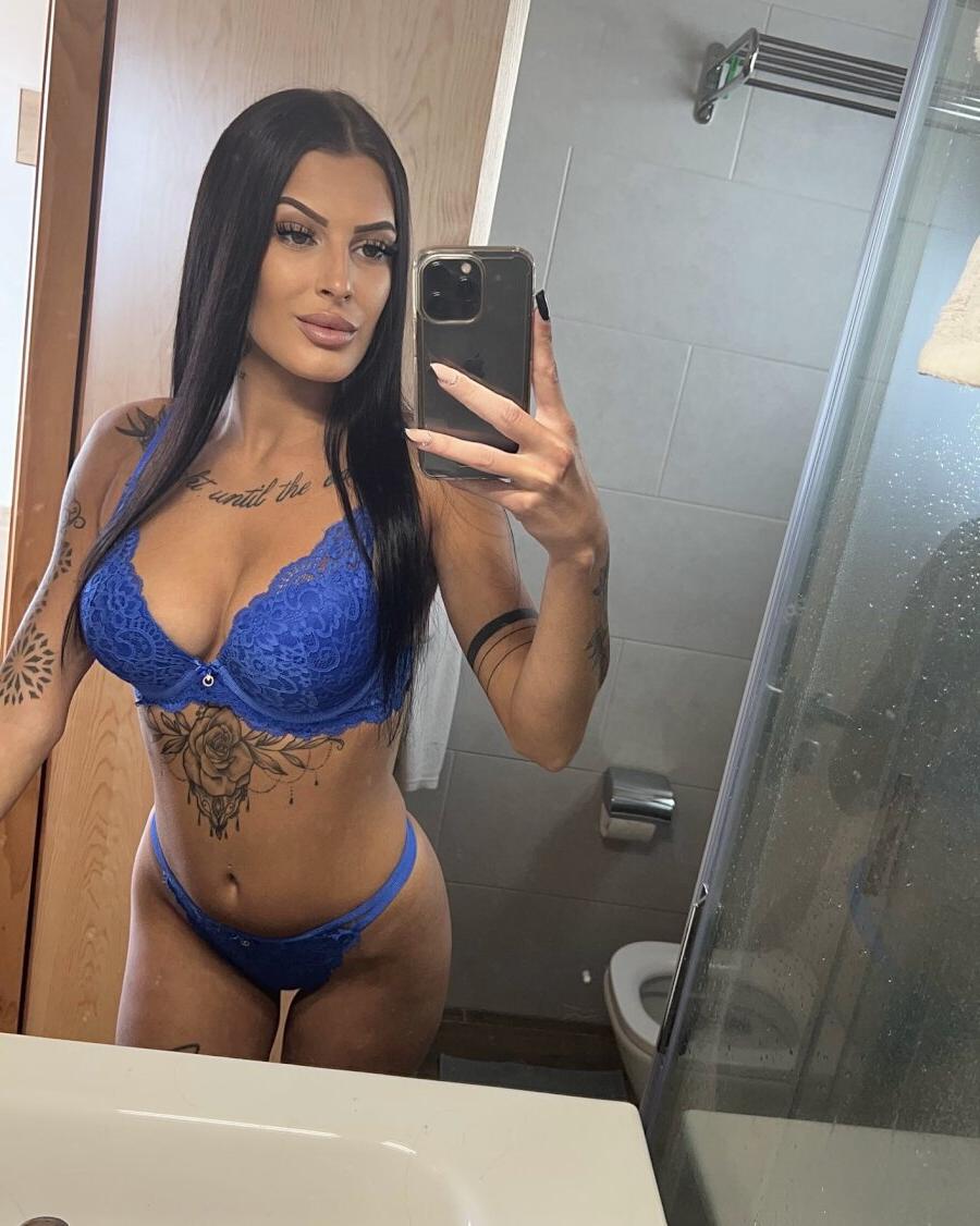 18P Chicas amateurs sexy posando con su lencería azul caliente en vacaciones