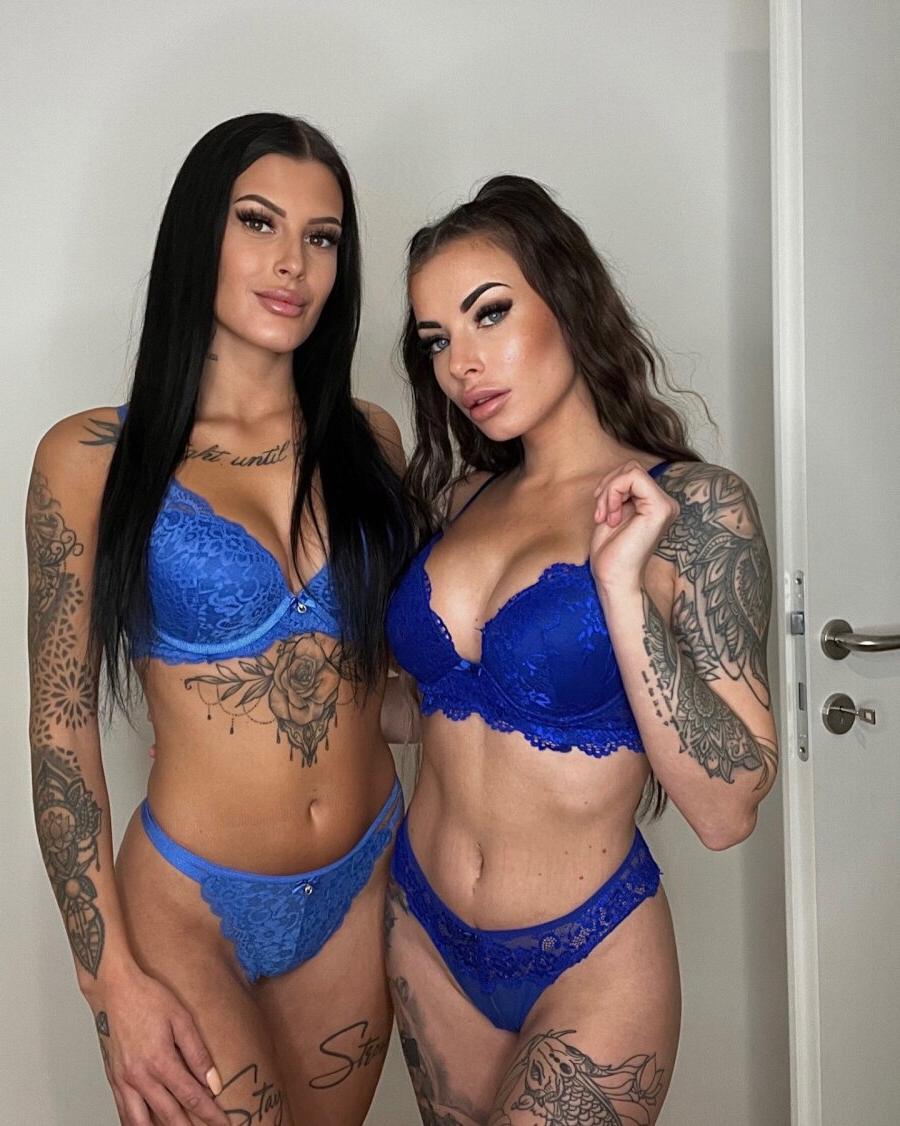 18P Chicas amateurs sexy posando con su lencería azul caliente en vacaciones