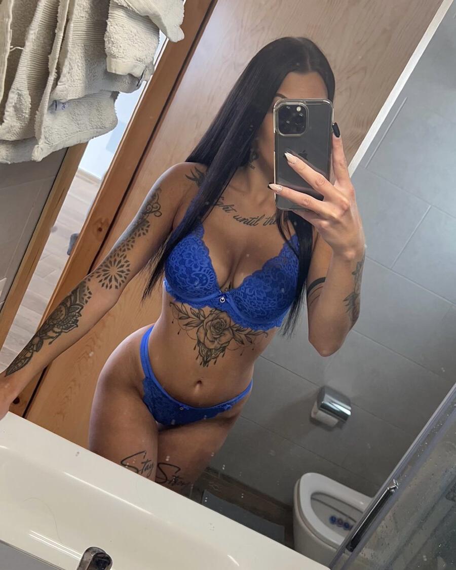 18P Chicas amateurs sexy posando con su lencería azul caliente en vacaciones