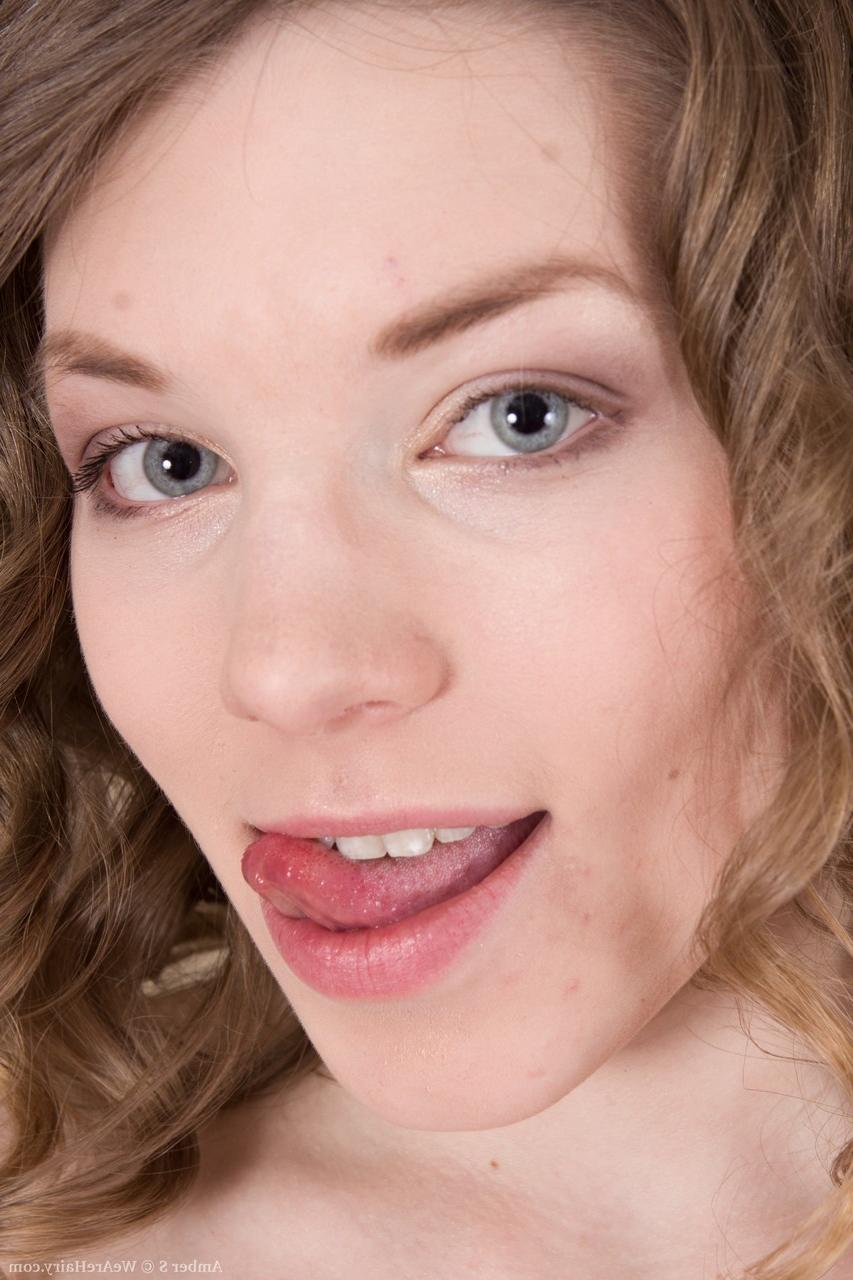 18P Modelo amateur con pelo rizado y ojos azules tira y su coño muy peludo