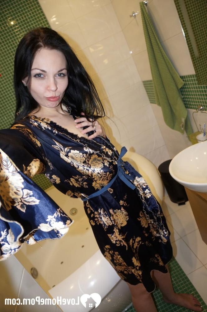 20P Dieses brünette Amateurluder posiert nackt in sexy Strümpfen und engen Jeans