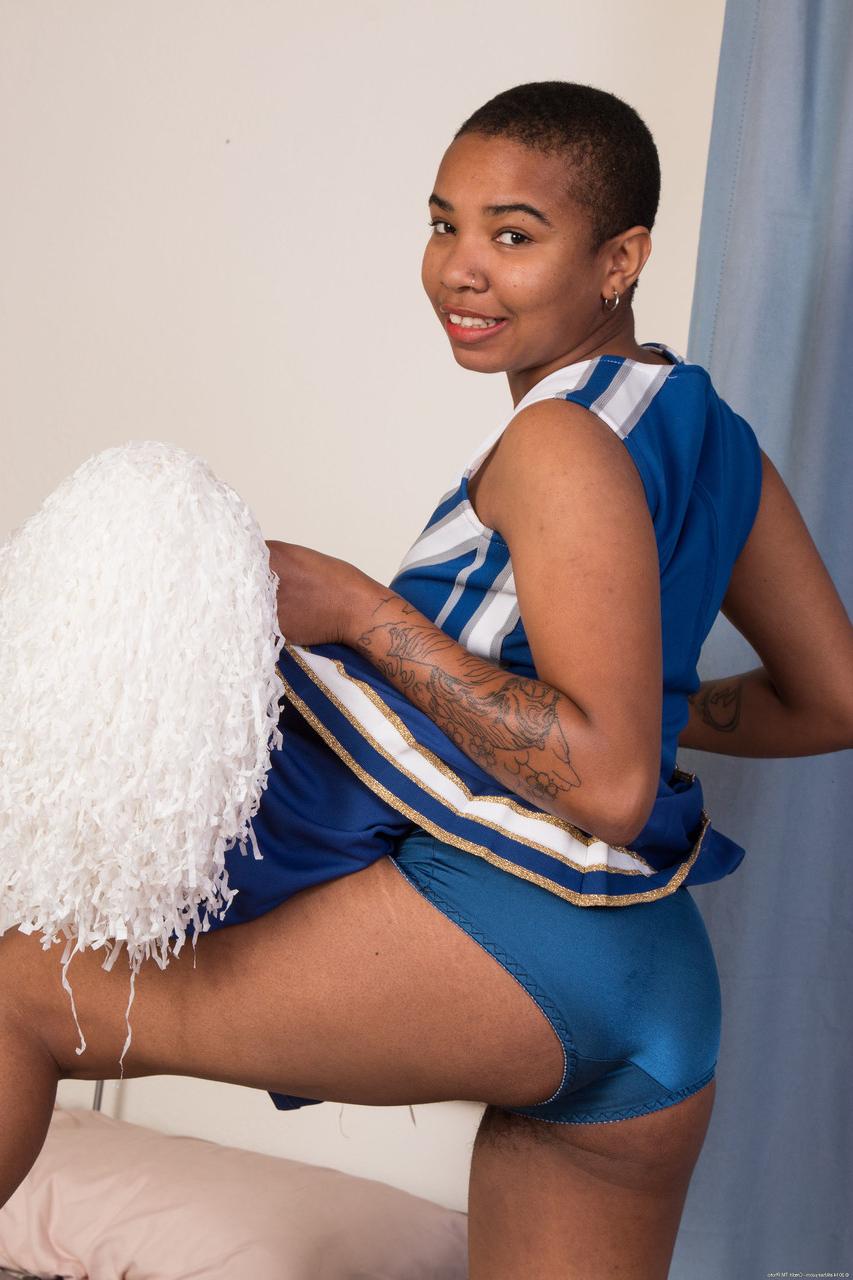 20P Die kahlrasierte Ebenholz-Cheerleaderin Ryder Cruise zieht sich aus und zeigt ihre haarigen Löcher