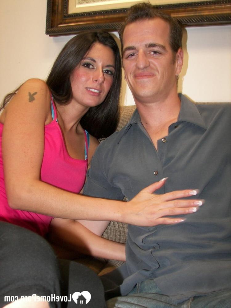 20P Morena amadora esbelta dá um BJ desleixado antes de desfrutar de um passeio de pau