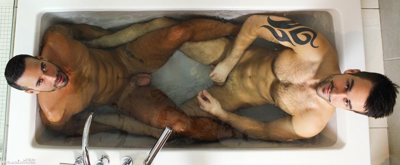 15P Alexy Tyler et Felix Brazeau, bodybuilders gays pervers, se défoncent chez eux.
