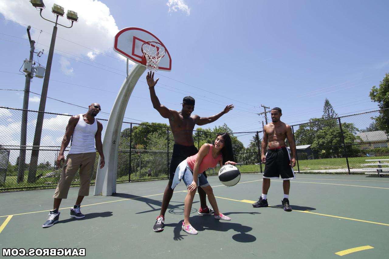 20P A pequena adolescente Michelle Martinez gosta de um gangbang selvagem com jogadores de basquete negros