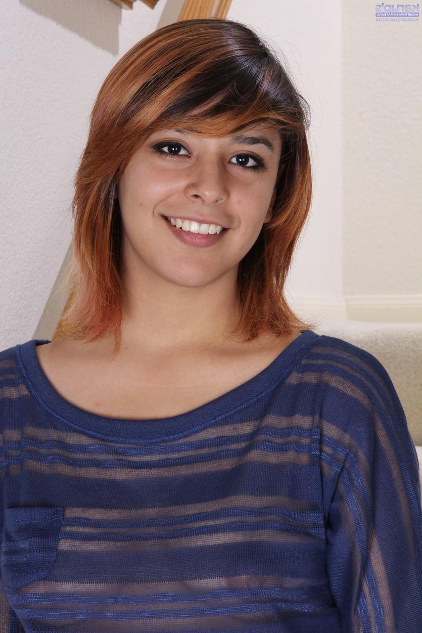 20P La encantadora pelirroja Kaya Smith posa y se desnuda en las escaleras
