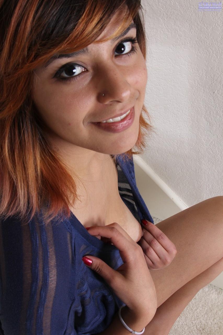 20P La encantadora pelirroja Kaya Smith posa y se desnuda en las escaleras