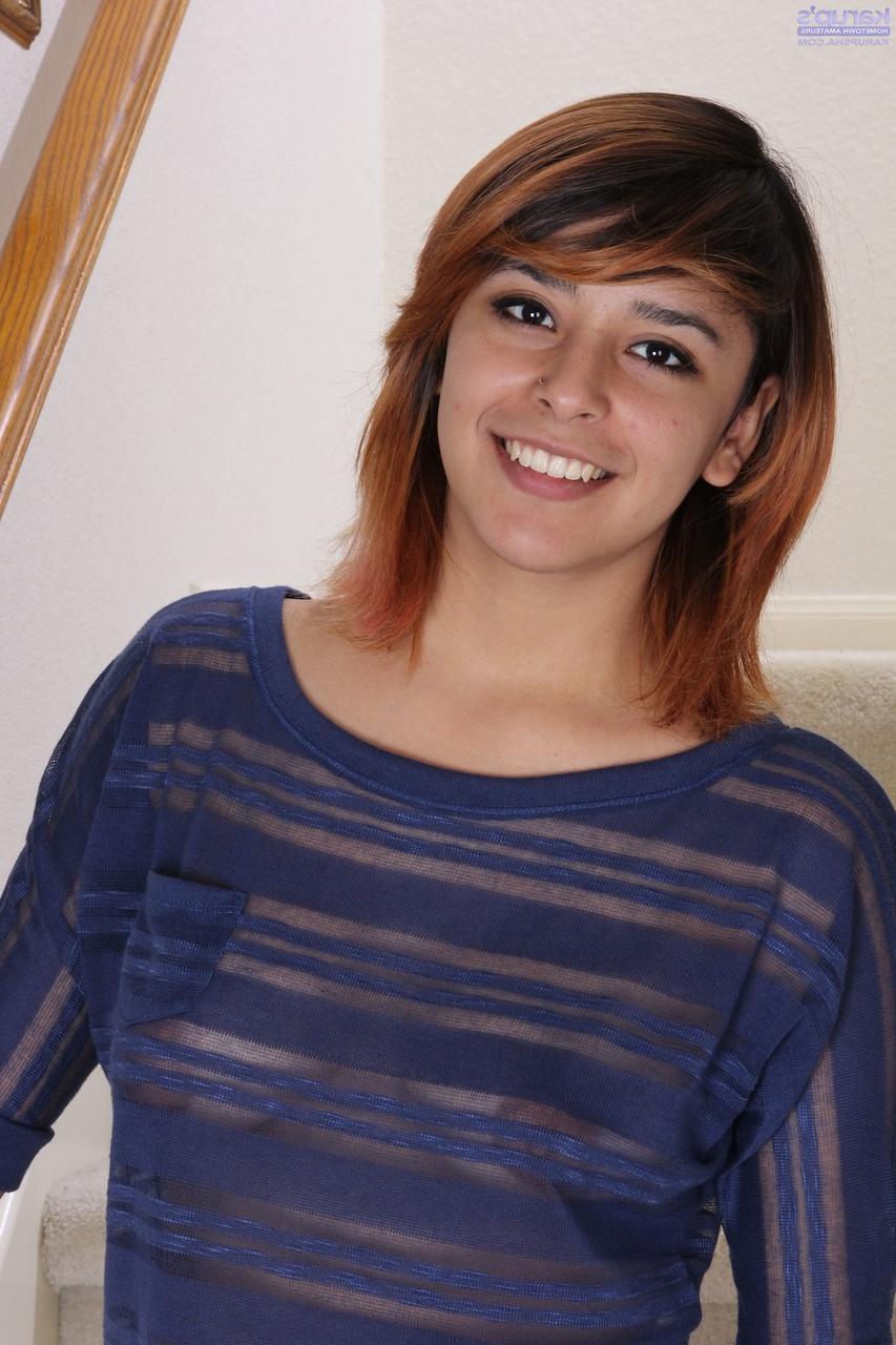 20P La encantadora pelirroja Kaya Smith posa y se desnuda en las escaleras