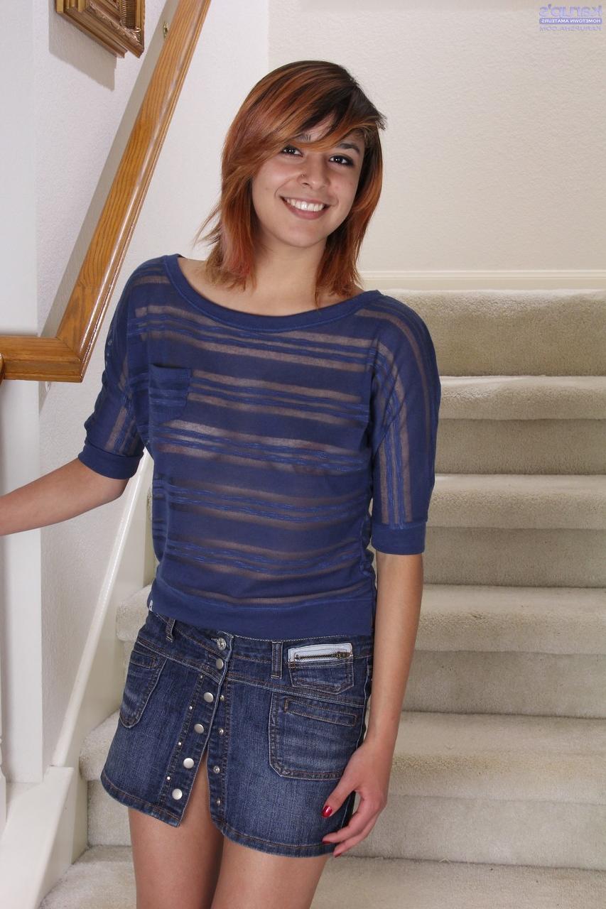 20P La encantadora pelirroja Kaya Smith posa y se desnuda en las escaleras