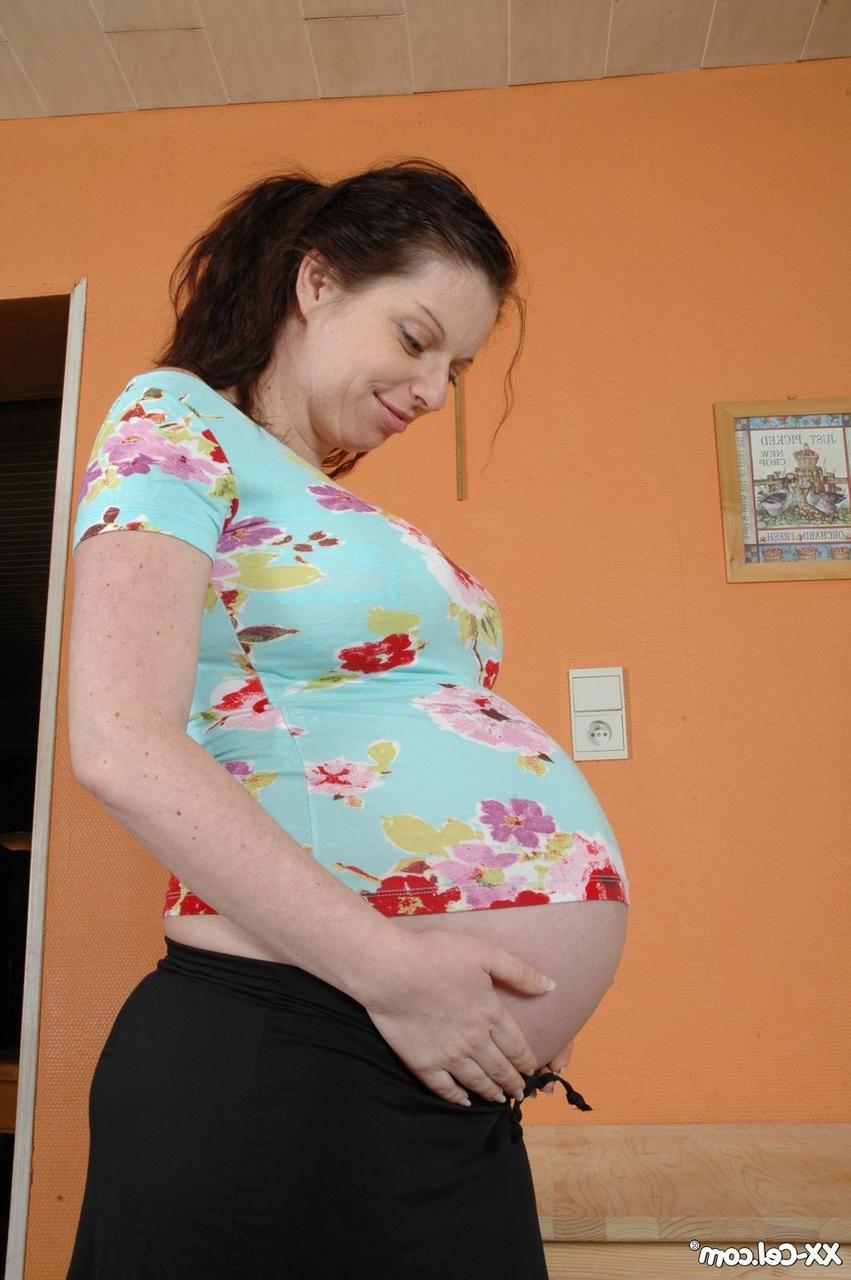 20P Die schwangere Hausfrau Monica Sarina zeigt ihren dicken Bauch und leckt ihre saftigen Titten