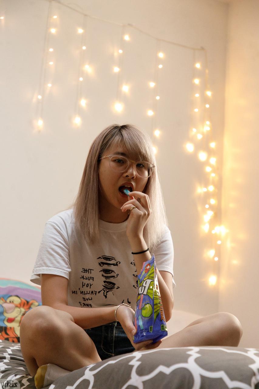 12P アジアの美女、バービー・クーが寝室でストリップして美しい体を披露