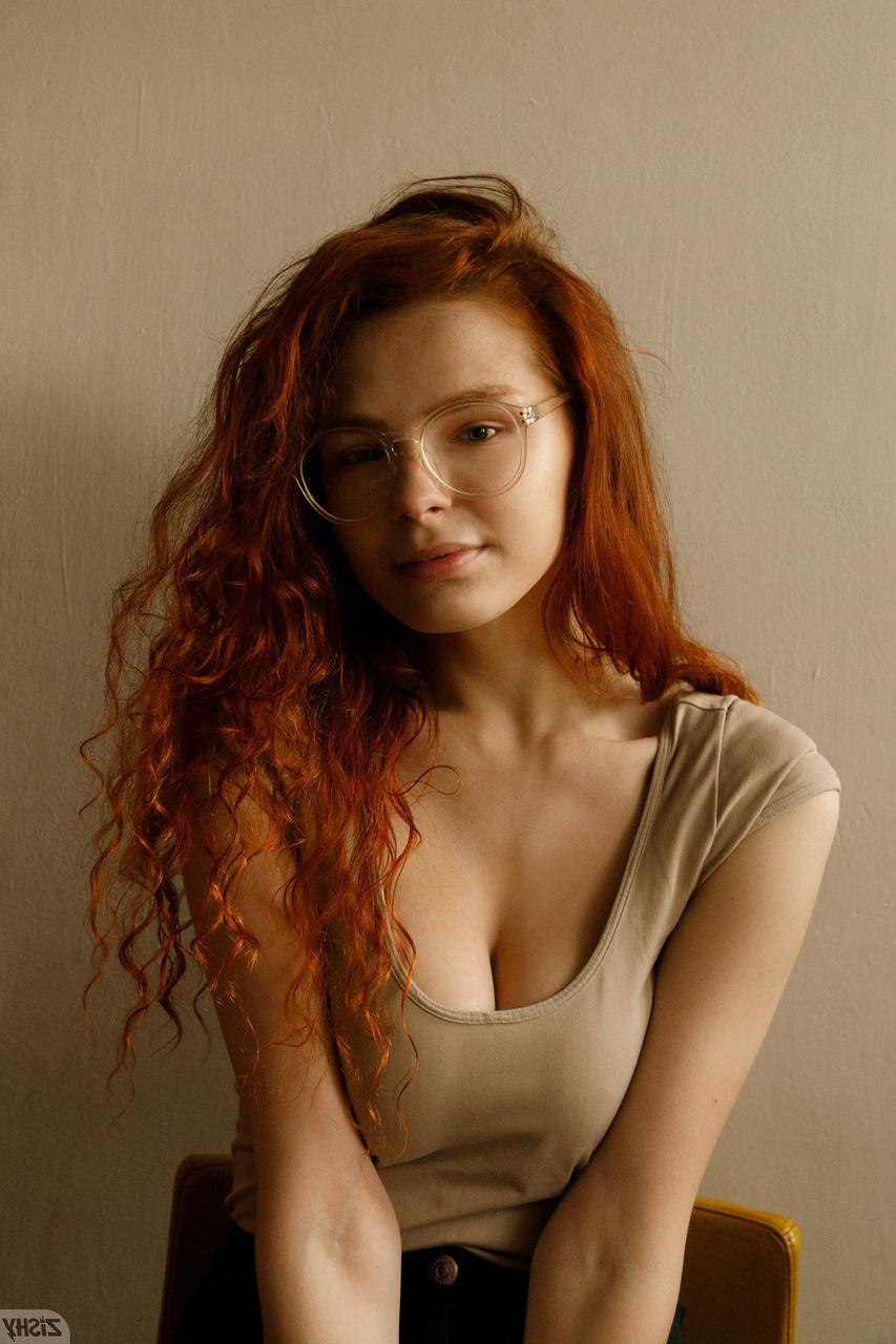 13P Kari Pitinova, une amatrice rousse et sexy, se déshabille et s'excite avec ses gros seins.