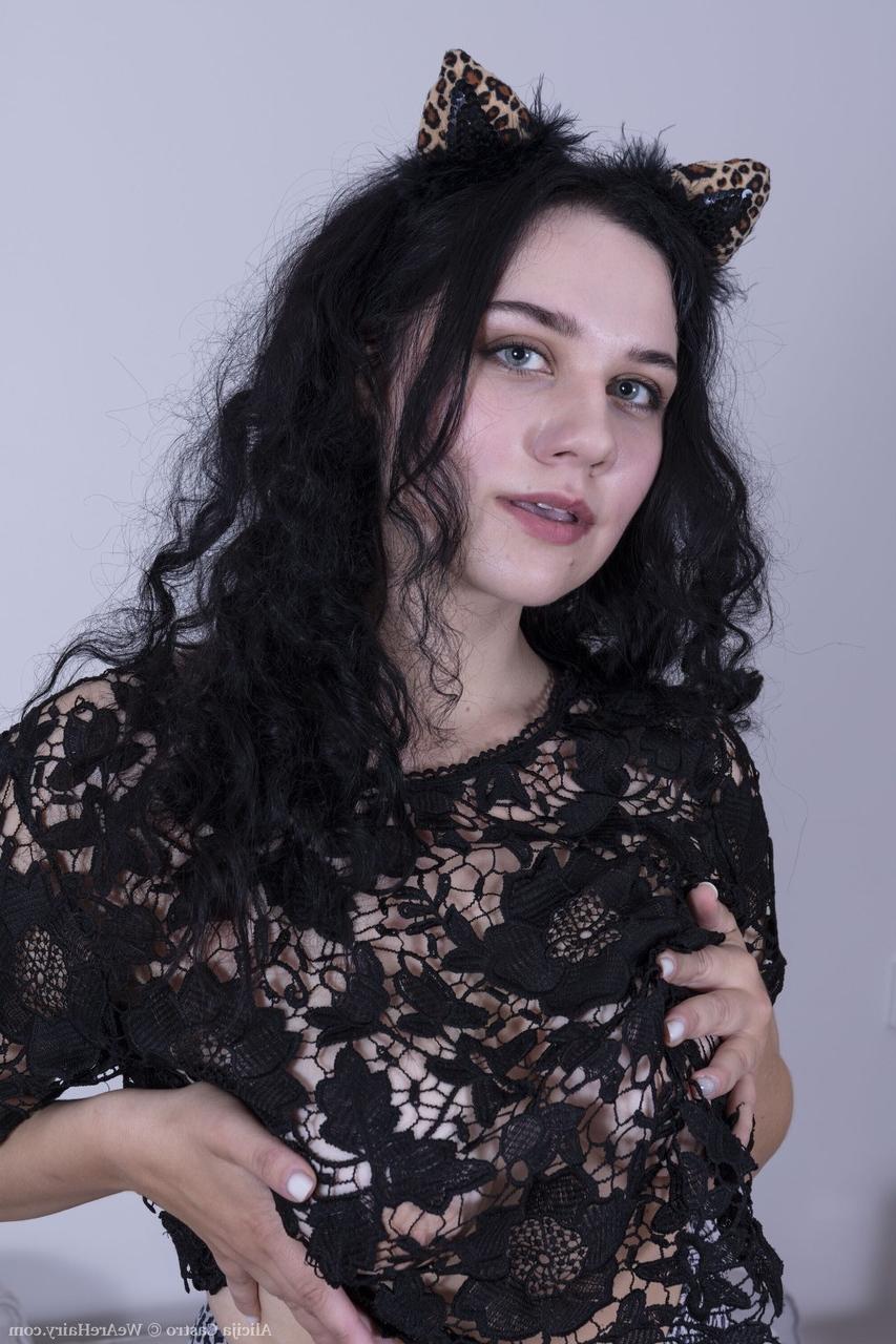 20P La brune sexy Alicija Castro écarte sa chatte très poilue de près.