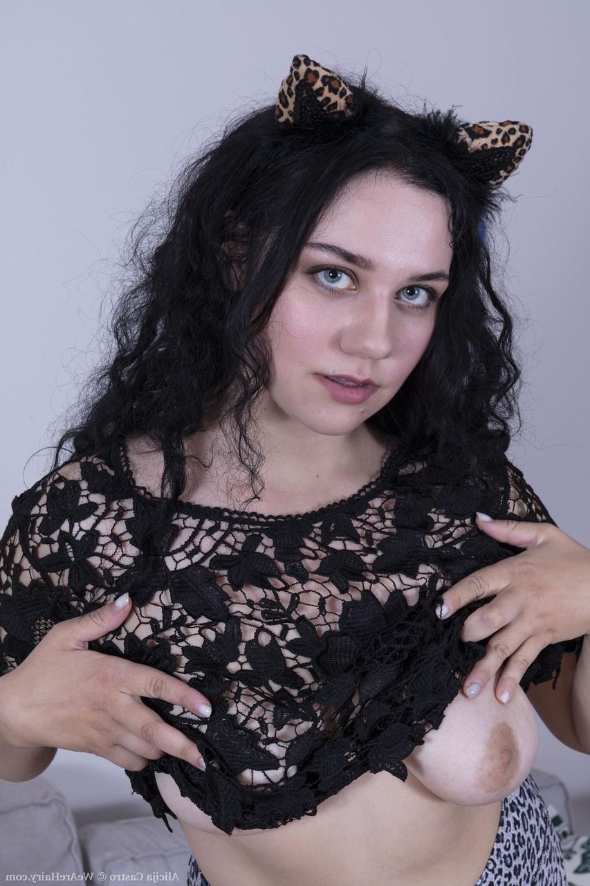 20P La brune sexy Alicija Castro écarte sa chatte très poilue de près.
