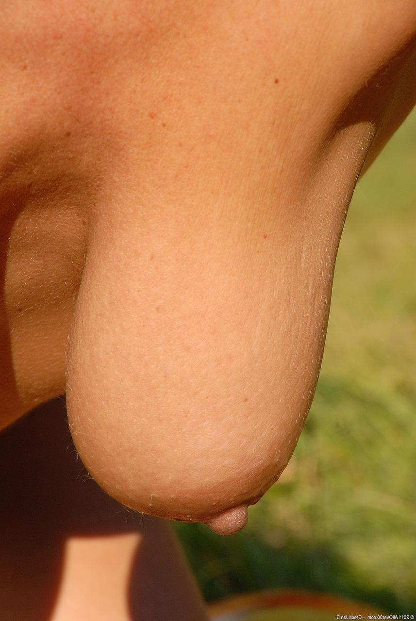 20P La MILF amateur Eve expose ses seins flasques et exhibe sa chatte à l'extérieur.