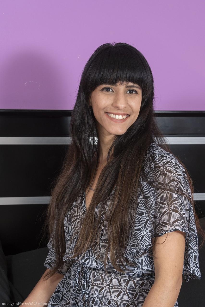 20P A amadora tatuada Pamela mostra seu grande saque e espalha sua buceta peluda