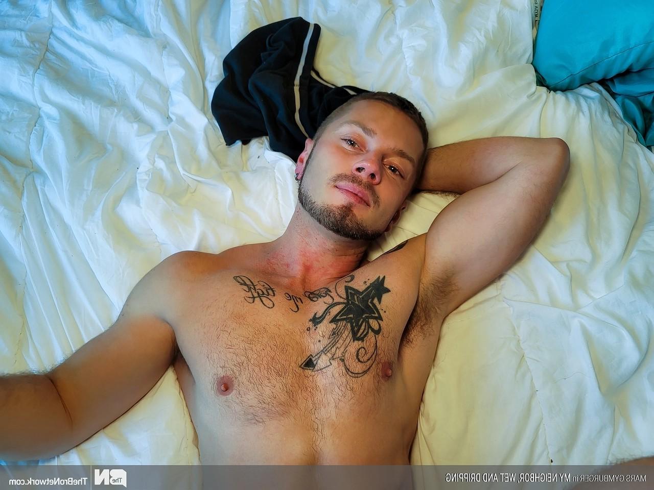 20P Gay colgado disfruta del sexo anal POV con un culo caliente después de recibir una mamada
