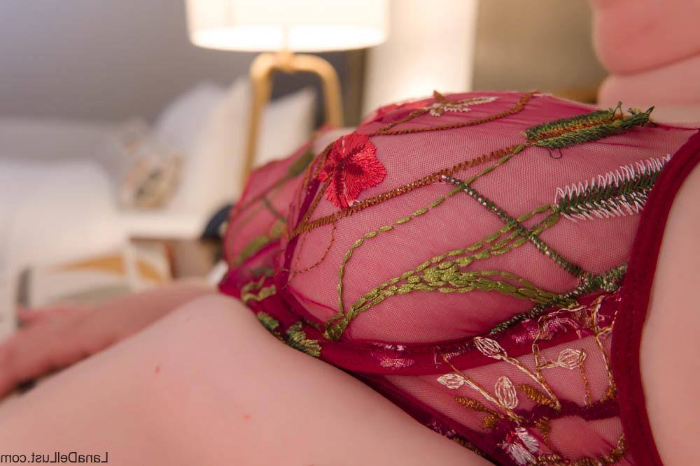 15P Das mollige Amateur-Babe Lana Del Lust posiert in ihren heißen Dessous in einem Solo