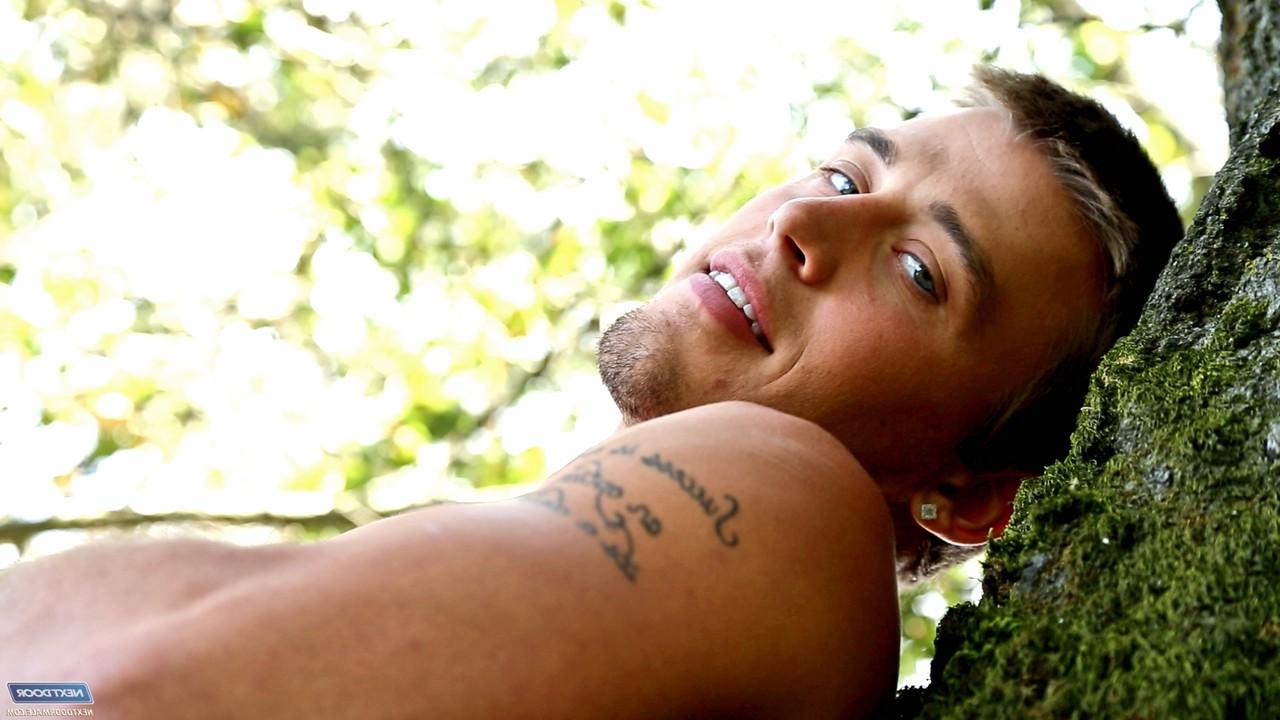 20P El musculoso amateur Austin Storm se pajea completamente desnudo al aire libre