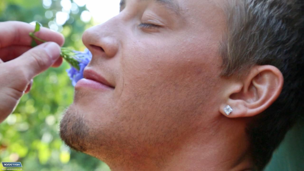 20P El musculoso amateur Austin Storm se pajea completamente desnudo al aire libre