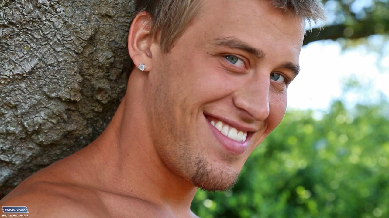 20P El musculoso amateur Austin Storm se pajea completamente desnudo al aire libre