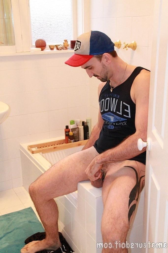 20P La nympho amateur gay Lucas Layby suce et baise un jouet sexuel dans la salle de bain