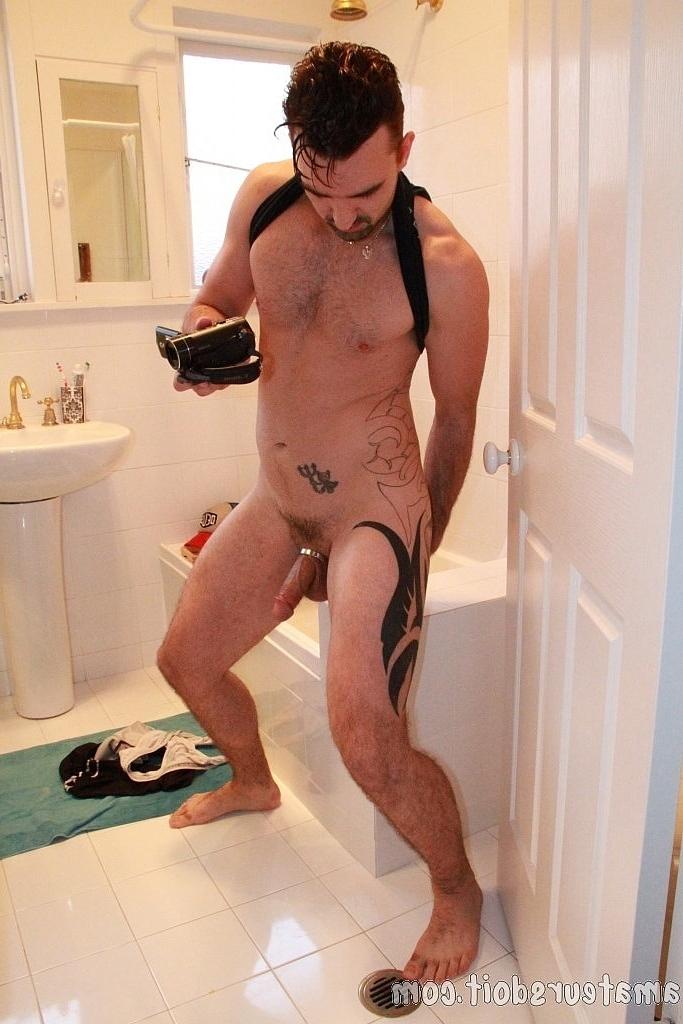 20P La nympho amateur gay Lucas Layby suce et baise un jouet sexuel dans la salle de bain