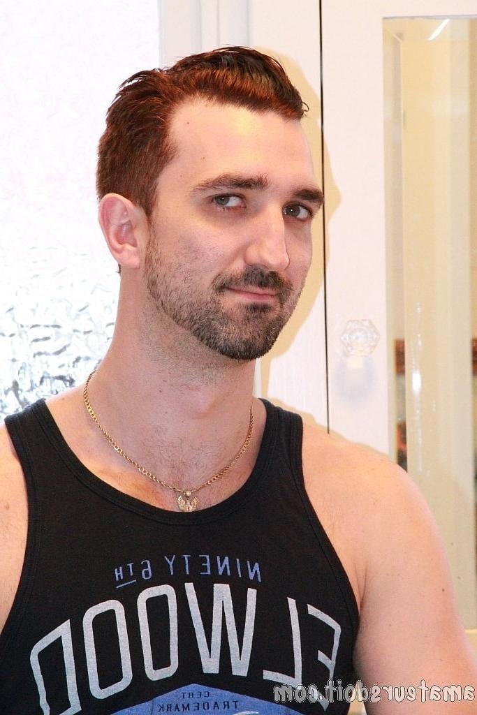 20P La nympho amateur gay Lucas Layby suce et baise un jouet sexuel dans la salle de bain