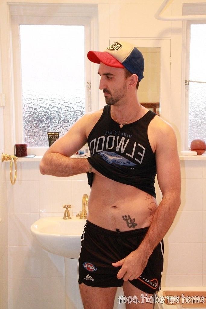 20P La nympho amateur gay Lucas Layby suce et baise un jouet sexuel dans la salle de bain