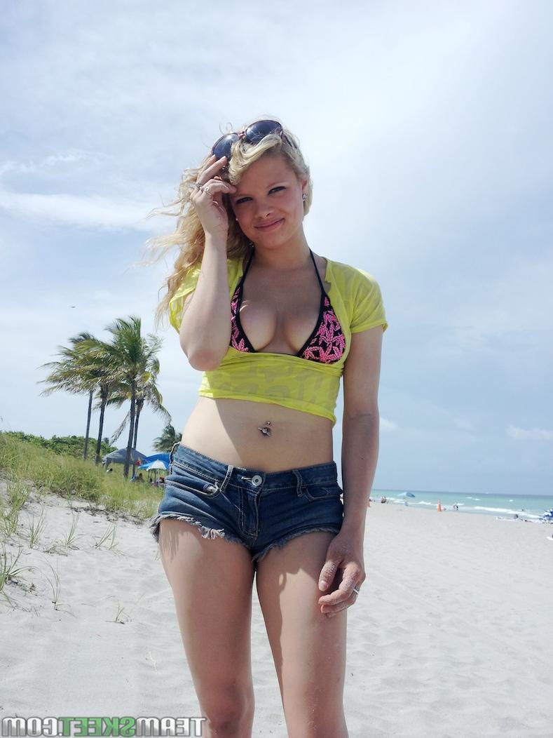 17P Stella, jeune blonde amateur, montre ses seins et son cul naturels dans la salle de bain.