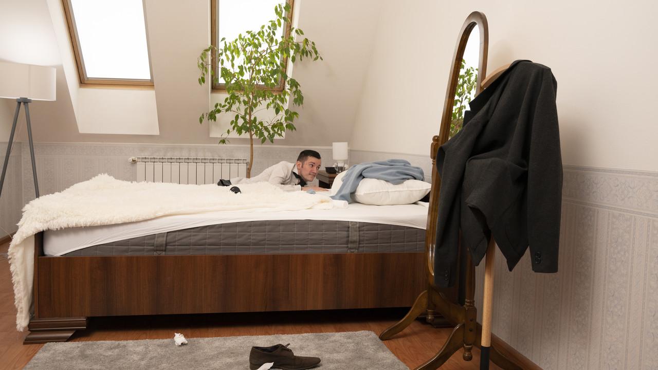 20P Gata europeia gosta de sexo selvagem e hardcore com o companheiro de quarto pendurado de seu namorado