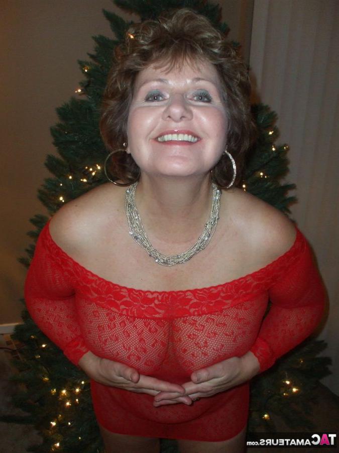 20P Amadora madura Busty Bliss mostra seus peitos e vulva depois de muito vinho no Natal