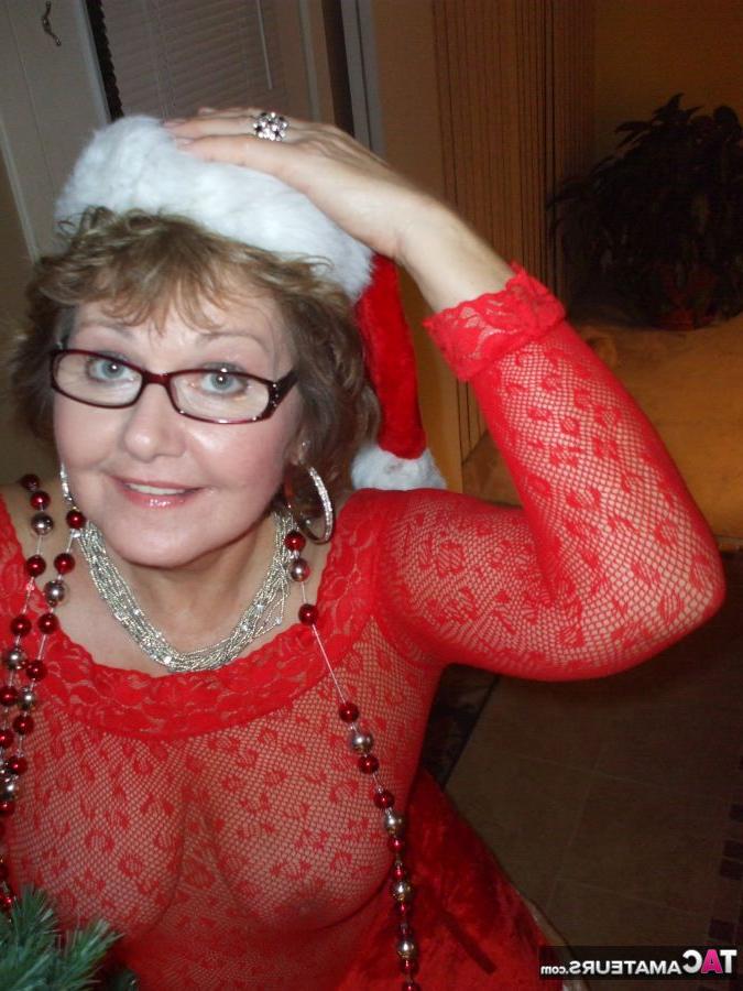 20P Amadora madura Busty Bliss mostra seus peitos e vulva depois de muito vinho no Natal