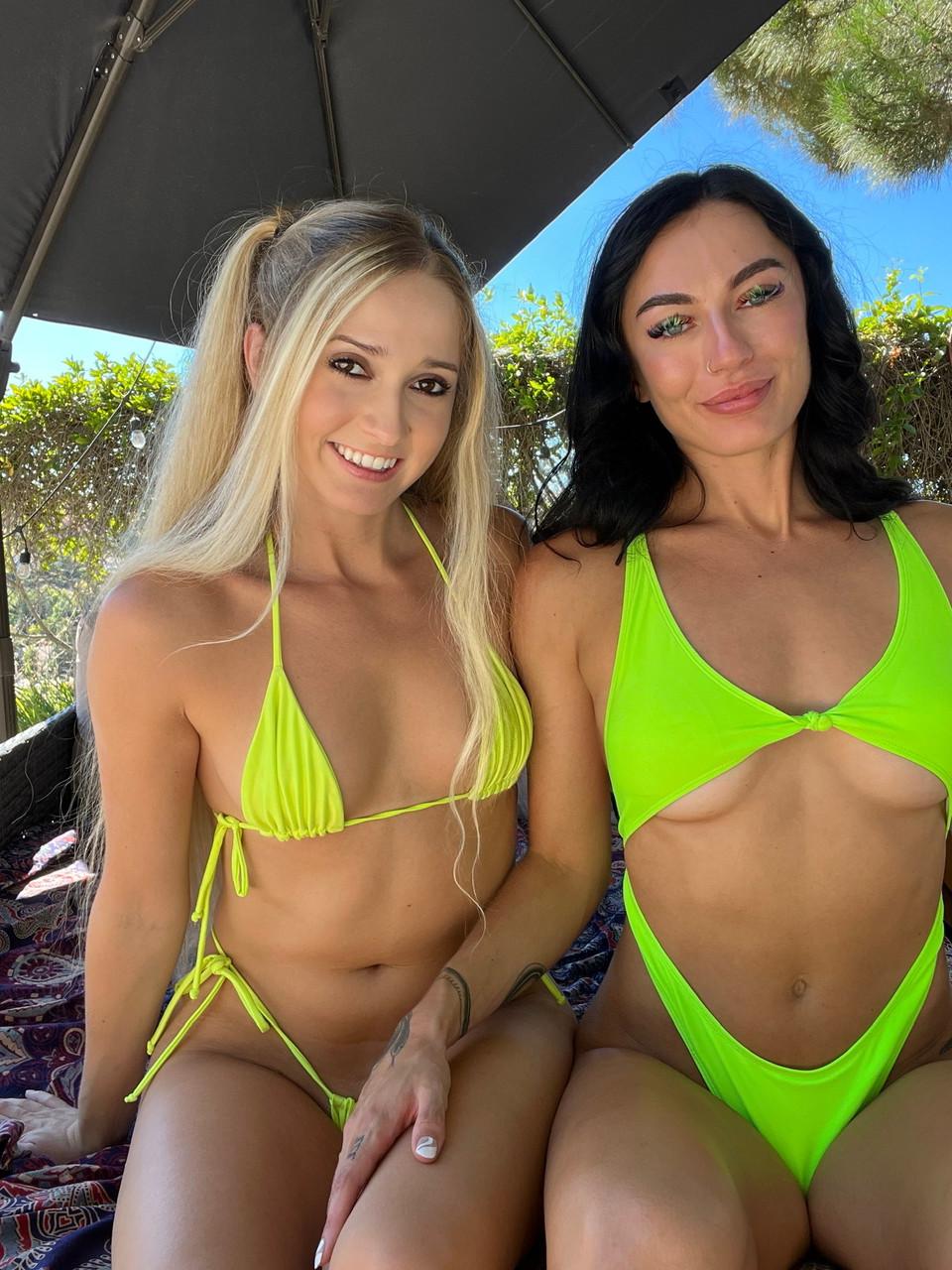 11P Die sexy Lesben Prinzessin Peach und ihre Freundin zeigen ihre kleinen Titten und großen Hintern