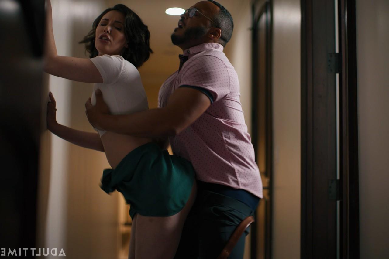 20P La esposa morena casey calvert es demolida en un gangbang interracial
