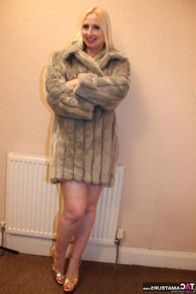 20P La blonde britannique Tracey Lain s'exhibe dans un manteau de fourrure avant une baise hardcore en POV.