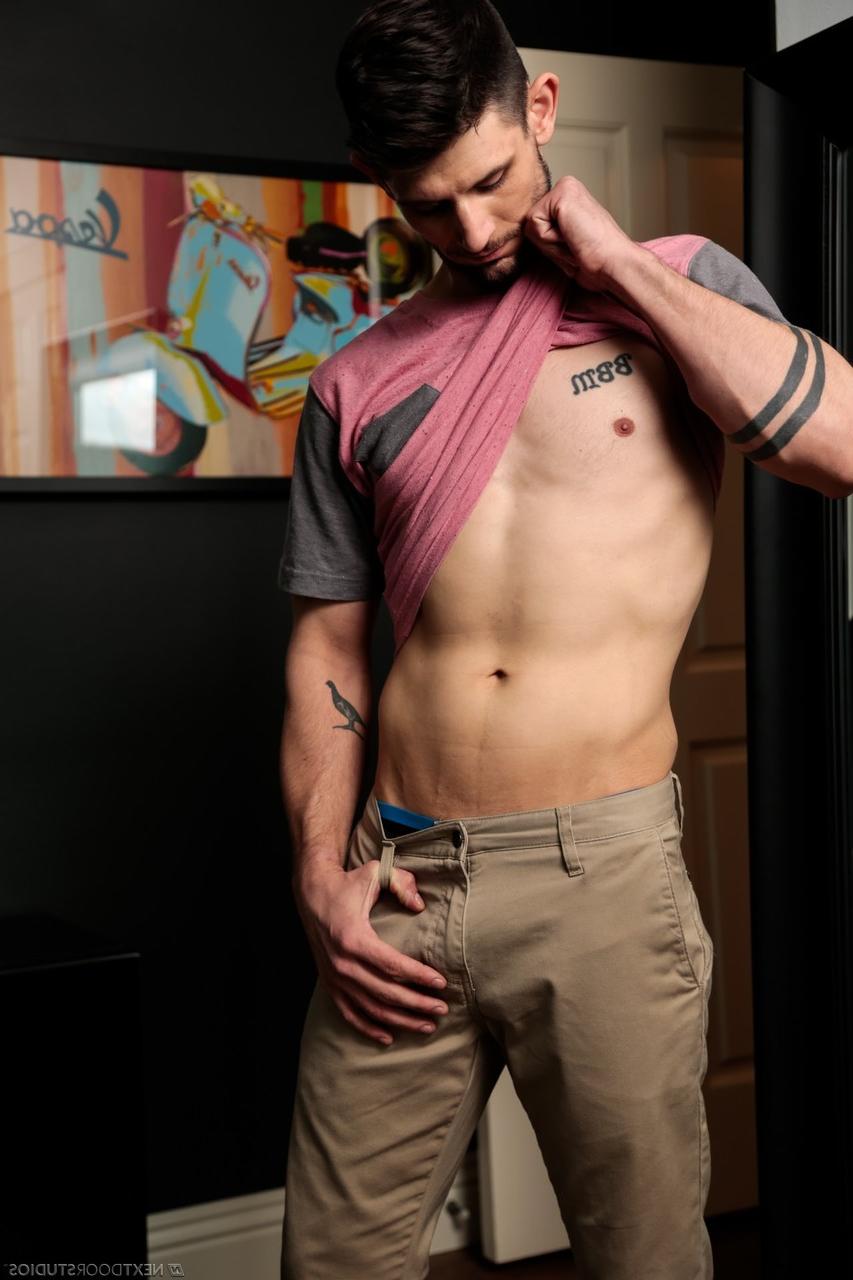 19P El sexy gay Bronson McQueen se quita la ropa y hace alarde de su larga polla