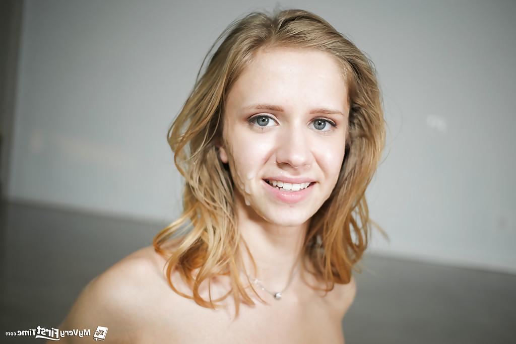 16P Die unschuldige blonde Teenagerin Rachel James lässt ihren harten Schwanz mit der Zunge auf und ab gleiten