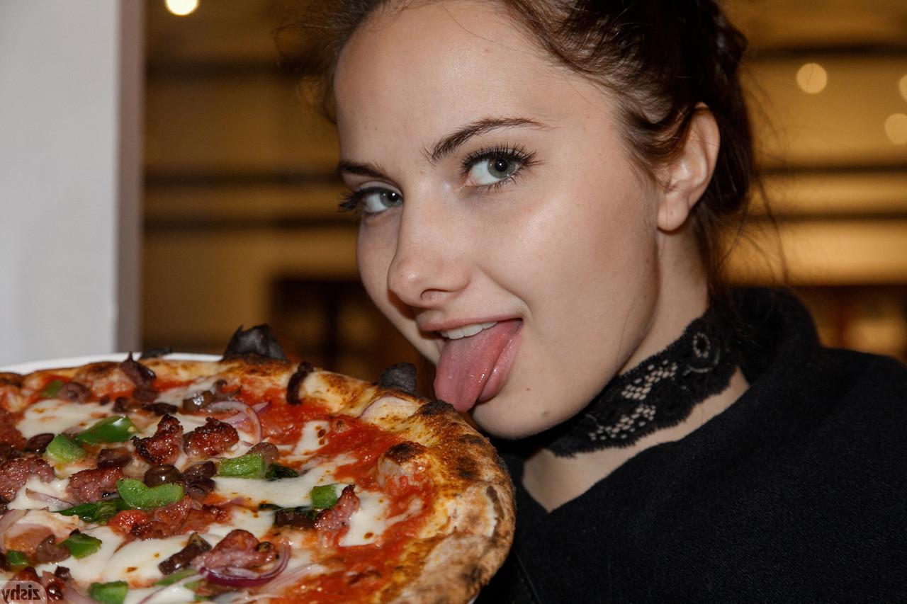 13P セクシーな素人美女ポーラ・スウェンソンがセクシーな衣装とパンティーでポーズをとる
