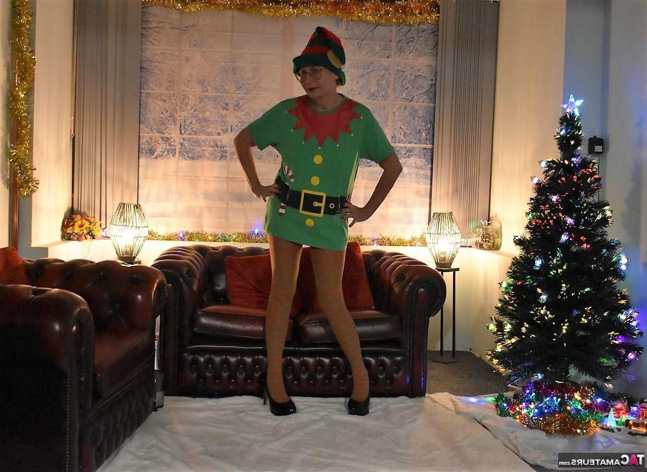 16P La británica mayor Barby Slut se desnuda con medias en Navidad