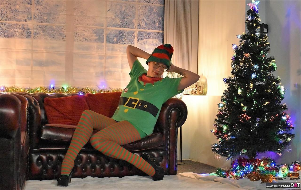 16P La británica mayor Barby Slut se desnuda con medias en Navidad