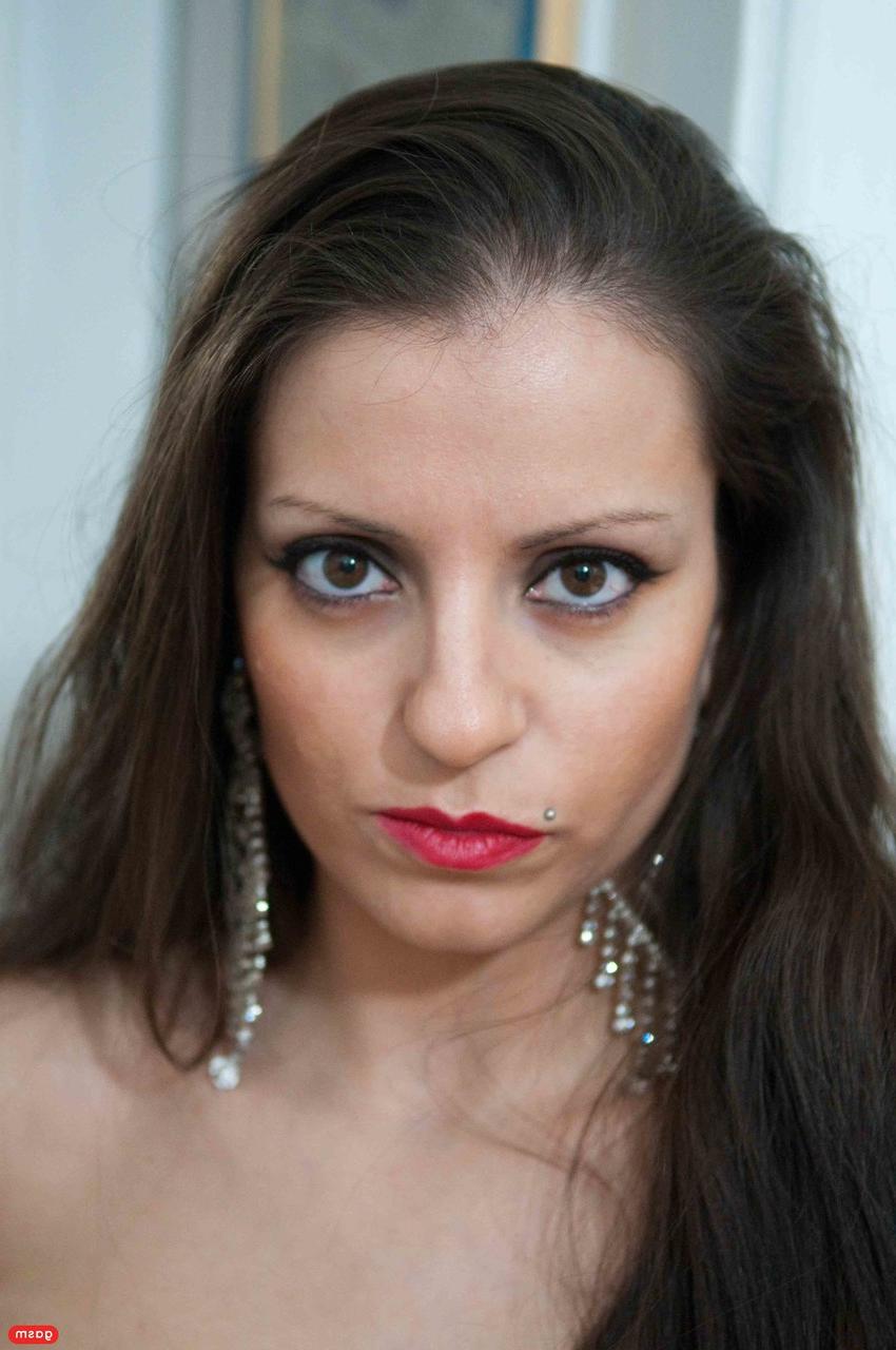 15P Femdom Larissa Gold hat einen BDSM-Vierer mit einem sexy Babe und unterwürfigen Weichlingen
