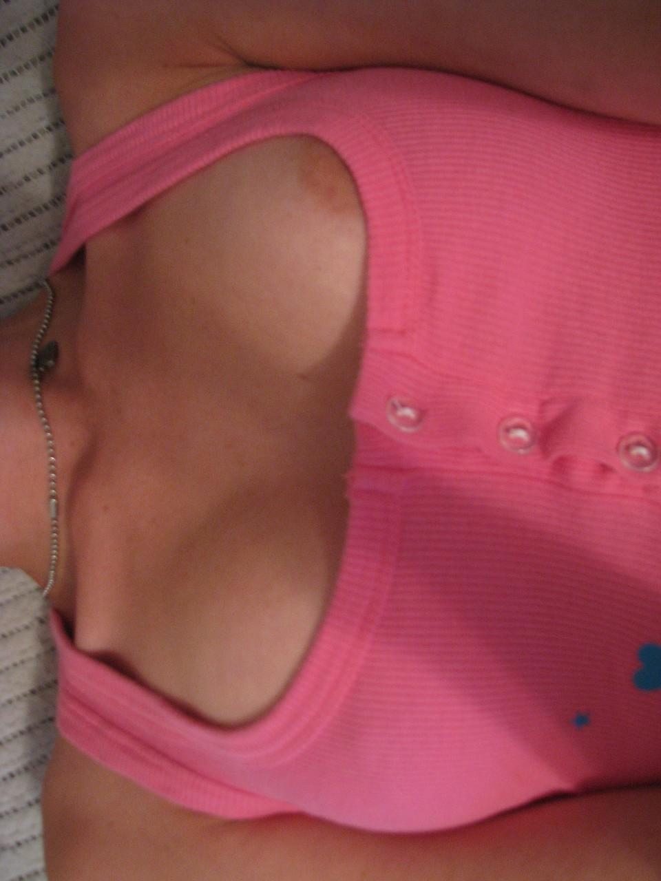 20P La adorable joven Brandi expone sus tetas y las muestra de cerca en una cama