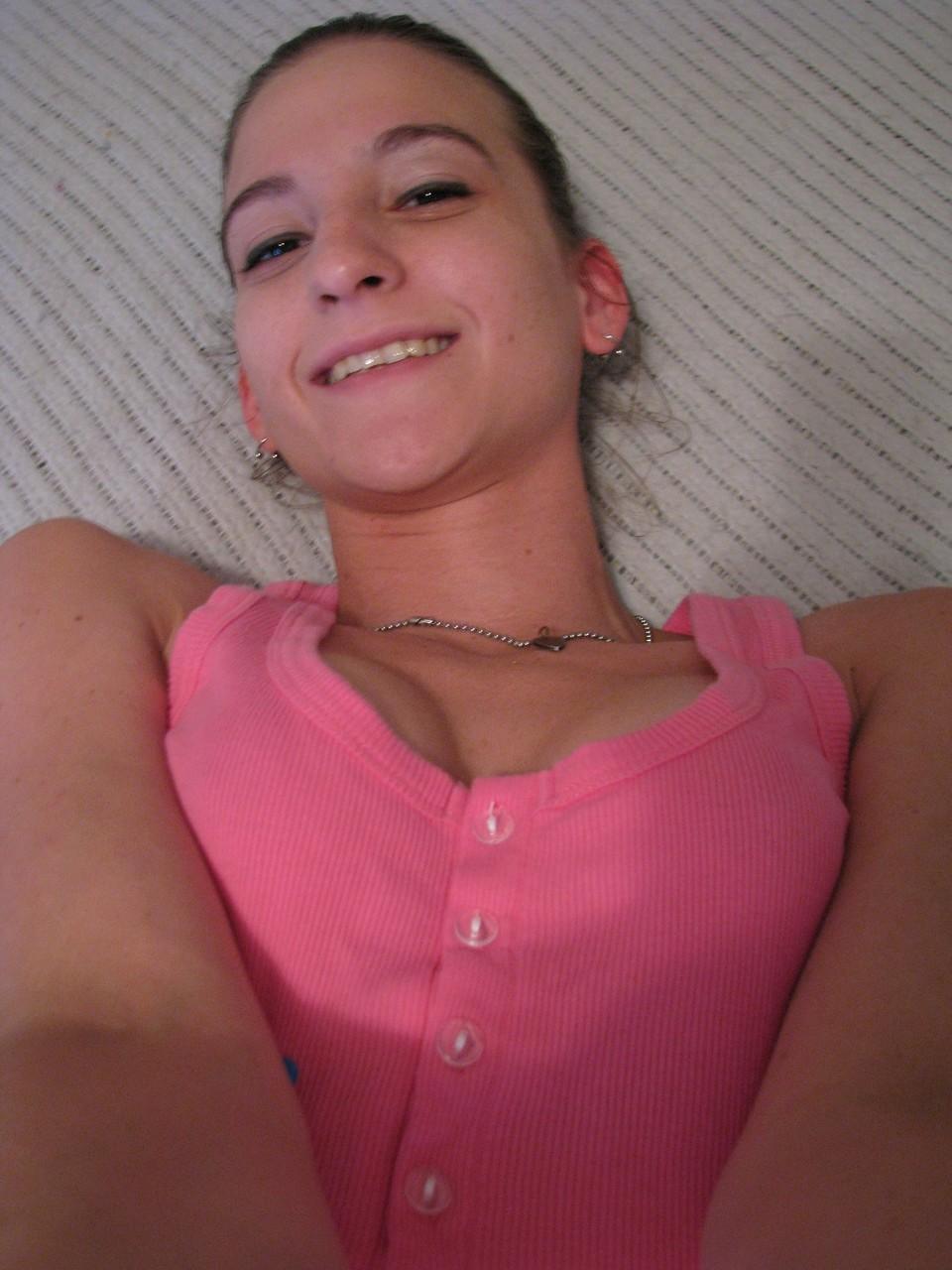 20P La adorable joven Brandi expone sus tetas y las muestra de cerca en una cama