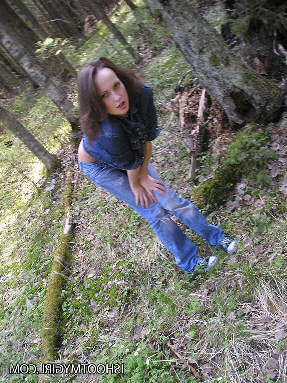 20P La joven amateur Tanya invita a su novio a una mamada POV al aire libre