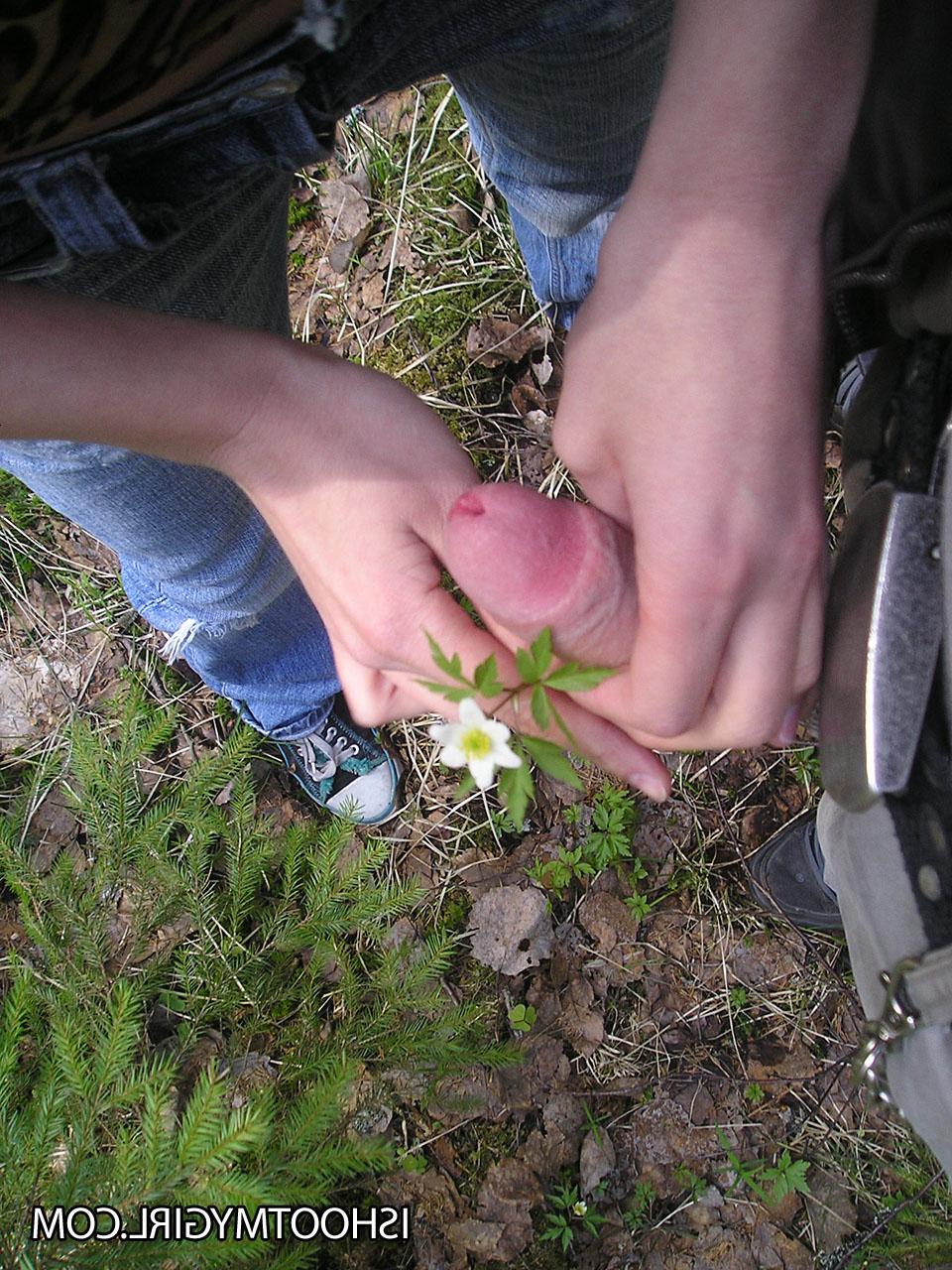 20P La joven amateur Tanya invita a su novio a una mamada POV al aire libre